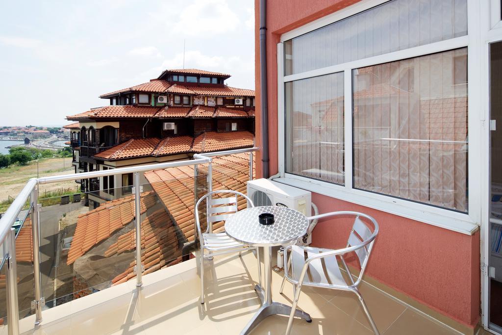 Red House Guest House Nesebar Rum bild