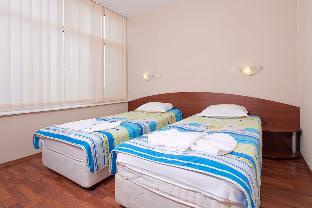 Red House Guest House Nesebar Rum bild