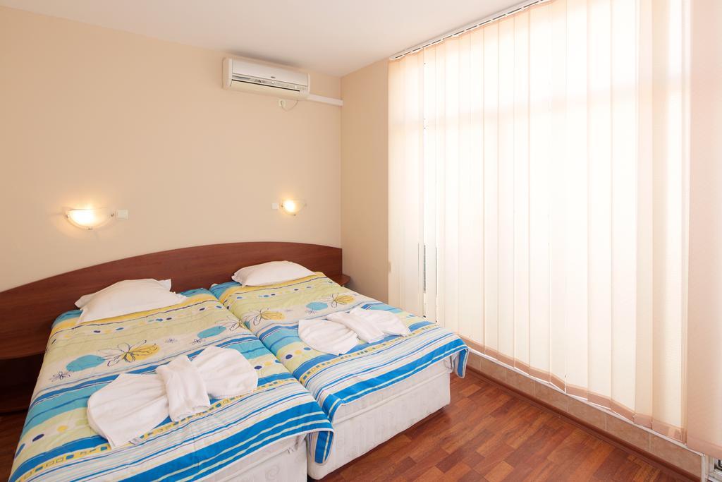 Red House Guest House Nesebar Rum bild