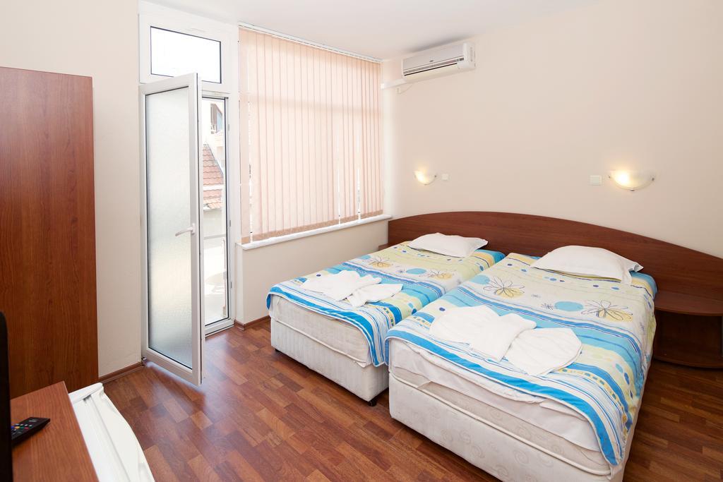 Red House Guest House Nesebar Rum bild