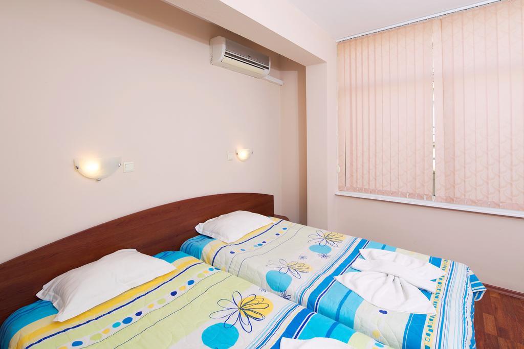 Red House Guest House Nesebar Rum bild